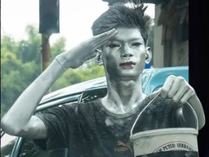 Dari Lampu Merah ke Catwalk: Kisah Viral Manusia Silver yang Kini Jadi Model