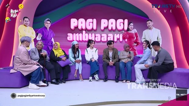 Kisah Mike yang dulu jadi manusia silver, kini menjadi model catwalk.