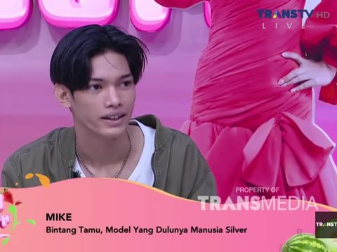 Kisah Mike yang dulu jadi manusia silver, kini menjadi model catwalk.