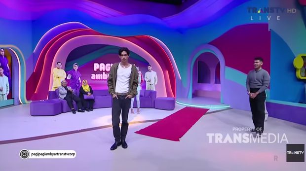 Kisah Mike yang dulu jadi manusia silver, kini menjadi model catwalk.