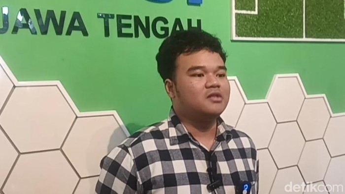Komisi Disiplin PSSI Jateng, Samuel Evan, saat memberi keterangan kepada awak media di Semarang, Kamis (22/1/2026).