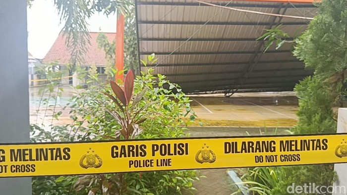 Kondisi bangunan atap di lapangan upacara SMAN 1 Susukan usai roboh.