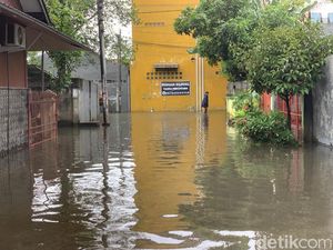 Banjir di Lombok Barat Belum Surut, Pengungsi Kekurangan Logistik