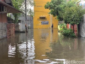 Banjir di Lombok Barat Belum Surut, Pengungsi Kekurangan Logistik