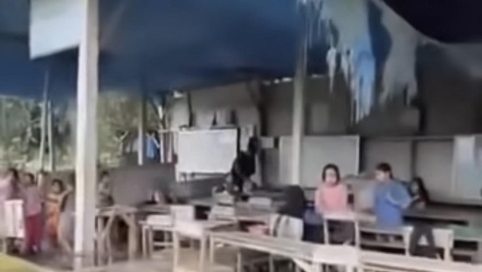 Kondisi kelas jauh MI DDI di Pinrang tanpa dinding dan rawan ambruk.