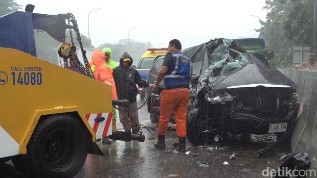 Kondisi kendaraan yang digunakan pejabat Pemkab Bekasi saat kecelakaan di Tol Cipularang