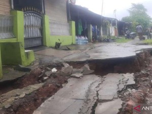 Hujan Deras Picu Longsor di Cikarang, 4 Rumah Warga Rusak