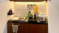 Ahmad membongkar seluruh top table dan meminta tukang buat bikin kitchen set. Dapur ini sudah dilengkapi lemari bermotif kayu di bagian atas dan bawah. Foto: Dok. Ahmad Pawetyo Putro