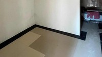 Ruang tengah ini masih kosong dan polos. Bagian ini akan menjadi ruang tidur. Foto: Dok. Ahmad Pawetyo Putro