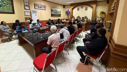Koordinasi dengan perwakilan pemilik bangunan di sekitar sungai kawasan Jalan Sri Kahyangan, Tibubeneng di kantor Satpol PP Badung, Kamis (22/1/2026).
