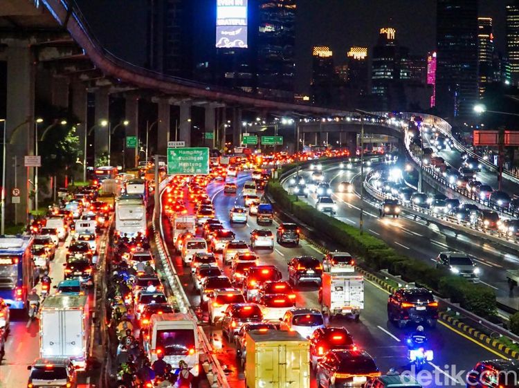 Lalin Gatot Subroto Mengular, Arus Kendaraan Padat Usai Diguyur Hujan