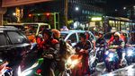 Lalin Gatot Subroto Mengular, Arus Kendaraan Padat Usai Diguyur Hujan