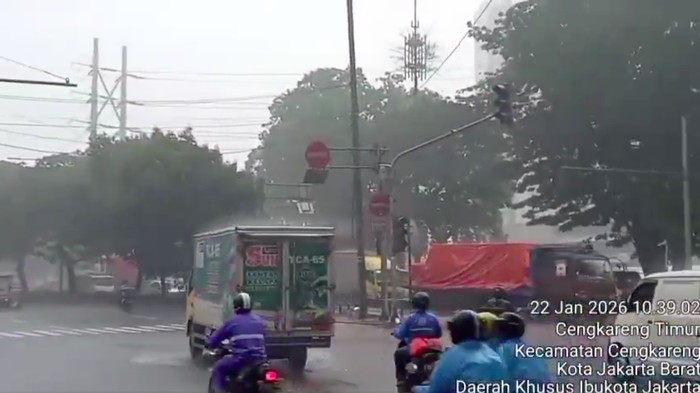 Lampu Lalin di Cengkareng Gangguan Saat Hujan Deras, Lalin Ramai