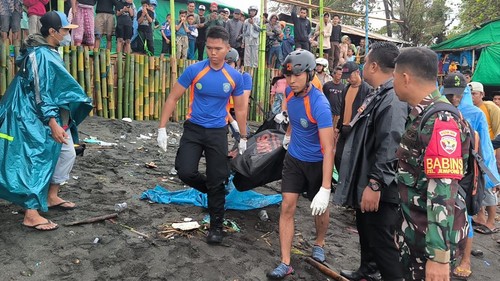 Lansia hilang saat ditemukan di pantai Gading, Jempong Baru, Kota Mataram, dalam kondisi meninggal dunia. (Foto: SAR Mataram).