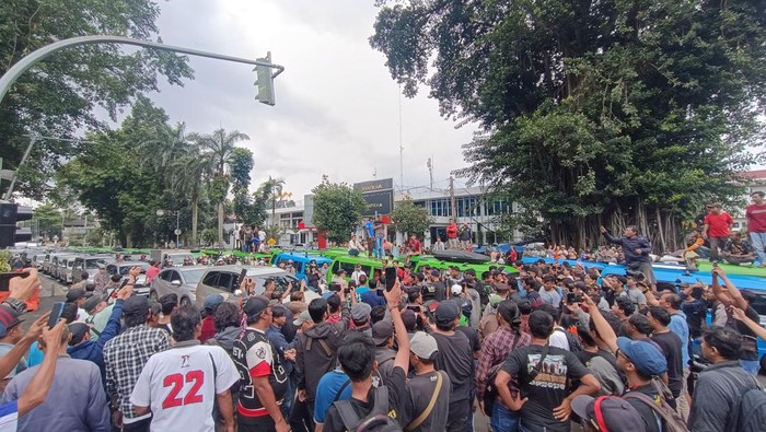 Massa Demo Sopir Angkot di Balai Kota Bogor Tutup Jalan, Lalin Macet Parah