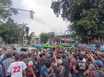 Massa Demo Sopir Angkot di Balai Kota Bogor Tutup Jalan, Lalin Macet Parah