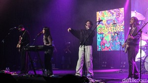 Baskara Putra atau Hindia membawakan special performance yang disambut sorak penonton dalam gelaran Lintas Resonan Jakarta. 