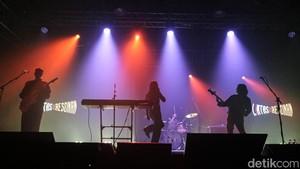 Lima musisi Indonesia lintas genre tampil dengan aransemen khusus dalam konser Lintas Resonan, menghadirkan pengalaman musikal yang intim dan berkesan.