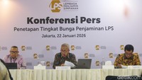 Ketua Dewan Komisioner Lembaga Penjamin Simpanan (LPS) Anggito Abimanyu (tengah) bersama dengan Wakil Ketua Dewan Komisioner Farid Azhar Nasution (kiri) dan Anggota Dewan Komisioner Bidang Program Penjaminan Polis Ferdinan D. Purba (kanan) saat konferensi pers Penetapan Tingkat Bunga Penjaminan LPS di Jakarta, Kamis (22/1/2026).