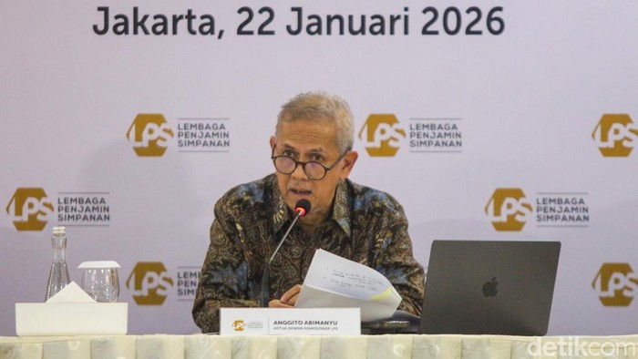 Ketua Dewan Komisioner LPS Anggito Abimanyu (tengah) didampingi Wakil Ketua Farid Azhar Nasution (kiri) dan Anggota DK Ferdinan D. Purba (kanan) saat konferensi pers di Jakarta, Kamis (22/1/2026).