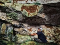 Potret Lukisan Gua Tertua di Dunia Berusia 67.800 Tahun di Muna Sultra