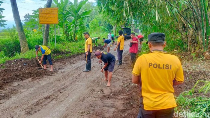 Banjir Pasuruan Surut Sisakan Lumpur Tebal di Jalan