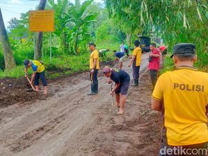 Banjir Pasuruan Surut Sisakan Lumpur Tebal di Jalan