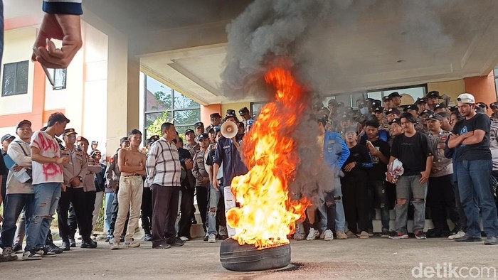 Mahasiswa demo di DPRD Tasikmalaya.