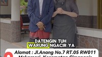 Ditemani sang putri, Tia Septiana, Mandra aktif mempromosikan rumah makan gaya Betawi ini di Instagram. Sering kali ia membuat konten yang menghibur. Foto: Instagram @dapurngacir/detikfood