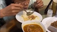 Selain itu, komedian yang memiliki nama lengkap Mandra Yusuf Sulaiman itu sering membagikan momen makannya. Salah satunya saat mencicip aneka menu di Dapur Ngacir. Foto: Instagram @dapurngacir/detikfood