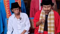 Terkenal lewat serial ‘Si Doel Anak Sekolahan’, Mandra tak gengsi turun langsung membuat konten promosi menu-menu khas Betawi di Dapur Ngacir. Foto: Instagram @dapurngacir/detikfood