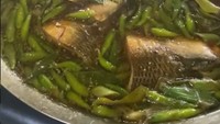 Selain itu ada juga menu ala Betawi yang tak kalah bikin ngiler di Dapur Ngacir, yaitu menu Pindang Bandeng Kecap Tulang Lunak penuh dengan cabe rawit hijau. Foto: Instagram @dapurngacir/detikfood
