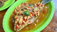 Salah satu menu makanan yang jadi unggulan di Dapur Ngacir ada Pecak Ikan Mas. Bumbunya lekoh dan rasanya enak. Foto: Instagram @dapurngacir/detikfood
