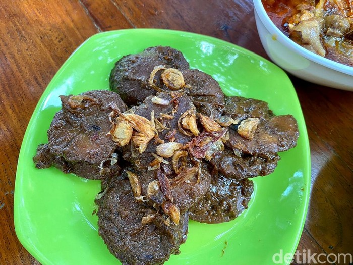 Mandra Semangat Promosikan Menu Pecak hingga Jengkol Jualannya