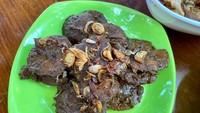 Tak ketinggalan menu Semur Jengkol yang berbeda dari lainnya karena Mandra mengolahnya sampai lima hari lho. Tak heran usah kulinernya ini bertahan sampai sekarang. Foto: Instagram @dapurngacir/detikfood