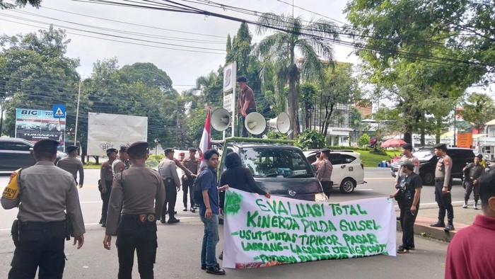 Massa HMI Cabang Jeneponto menggeruduk Polda Sulsel. Dokumen Istimewa