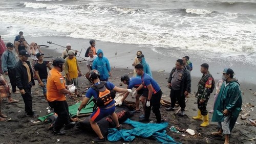 Petugas melakukan evakuasi penemuan mayat laki-laki tanpa identitas di Pantai Gading, Kota Mataram, NTB, Kamis (22/1/2026). (Foto : Dok Polsek Ampenan/detikBali).