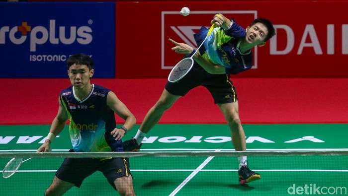 Raymond Indra/Nikolaus Joaquin menang dramatis atas Lee Jhe-Huei/Yang Po-Hsuan di 16 besar Indonesia Masters 2026. Mereka lolos ke babak 8 besar.