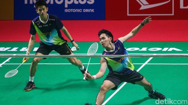 Raymond Indra/Nikolaus Joaquin menang dramatis atas Lee Jhe-Huei/Yang Po-Hsuan di 16 besar Indonesia Masters 2026. Mereka lolos ke babak 8 besar.