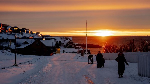 Menikmati Semburat Senja di Tengah Dinginnya Greenland