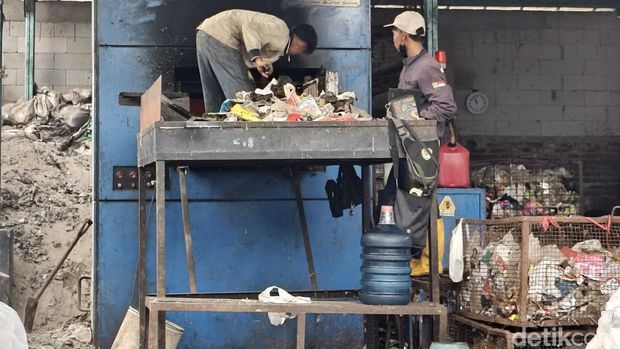 Mesin insinerator di TPS Jl Indramayu, Antapani, Kota Bandung. Mesin insinerator di TPS Jl Indramayu, Antapani, Kota Bandung.