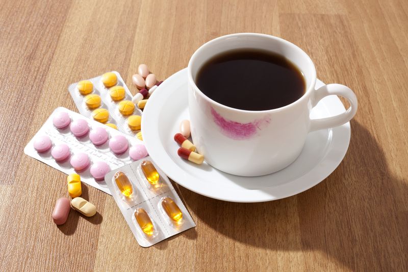 Minum Kopi Bareng Vitamin, Aman atau Justru Berbahaya?