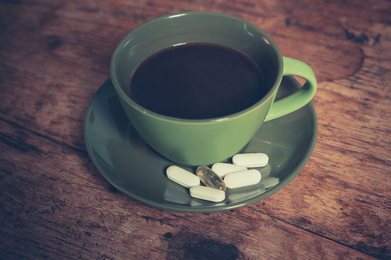 Minum Kopi Bareng Vitamin, Aman atau Justru Berbahaya?