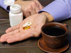 Minum Kopi Bareng Vitamin, Aman atau Justru Berbahaya?