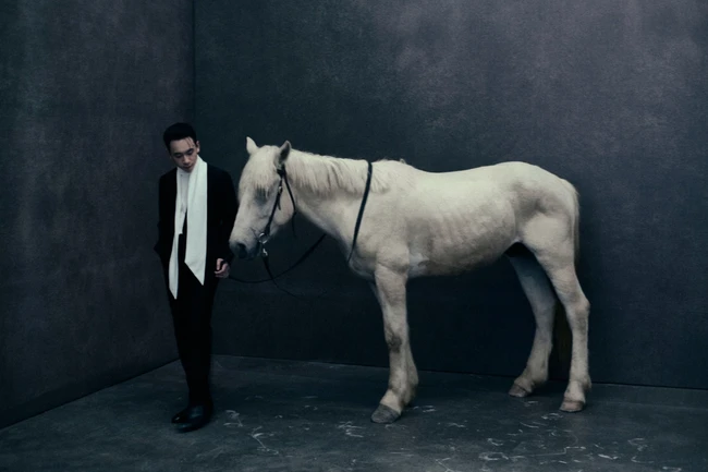 Pham Nhat Minh Hoang juga terlihat elegan dengan setelah hitam dan selendang putih. Pria 26 tahun yang disebut bos perusahaan automobile  ini merupakan anak kedua dari orang terkaya Vietnam, Pham Nhat Vuong. Foto: Instagram