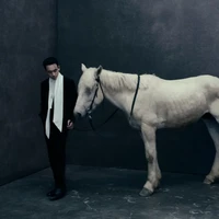 Pham Nhat Minh Hoang juga terlihat elegan dengan setelah hitam dan selendang putih. Pria 26 tahun yang disebut bos perusahaan automobile  ini merupakan anak kedua dari orang terkaya Vietnam, Pham Nhat Vuong. Foto: Instagram