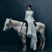 Dalam foto, Runner up Miss World Vietnam tersebut berpose dengan kuda sesuai dengan shio di 2026. Nhi terlihat cantik dengan gaun renda warna putih. Foto: Instagram