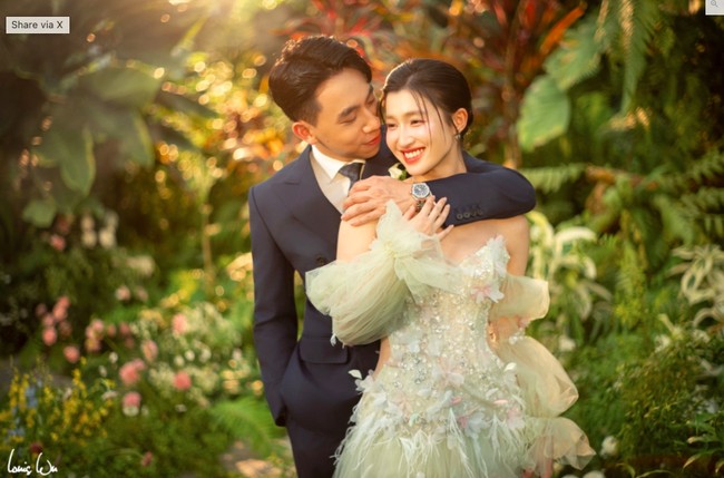 Adapun konsepfoto mereka yang bertema kebun musim semi. Pasangan tersebut memamerkan kemesraan mereka.  Foto: Instagram