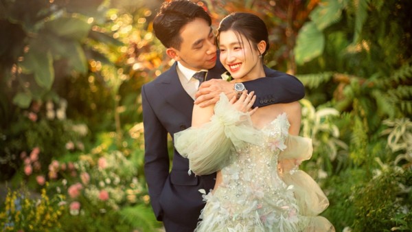 7 Foto Pernikahan Romantis Ratu Kecantikan dengan Anak Orang Terkaya Vietnam