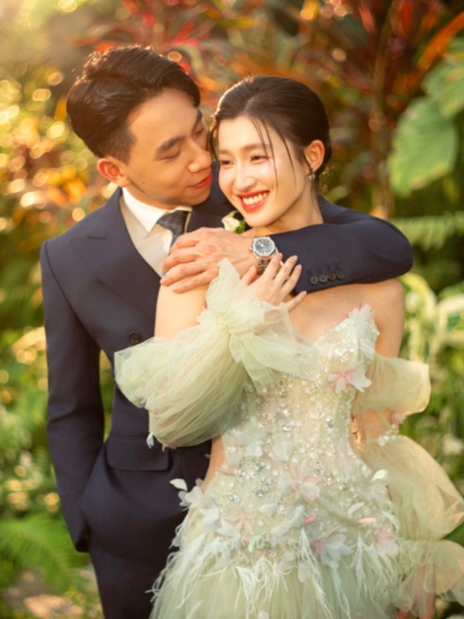 7 Foto Pernikahan Romantis Ratu Kecantikan dengan Anak Orang Terkaya Vietnam